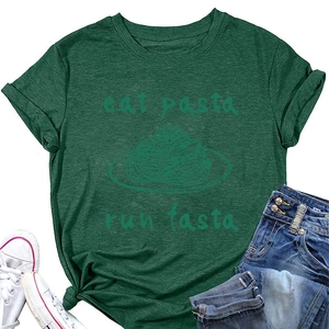 Detalle de camiseta verde oscuro 'eat pasta run fasta' con pantalones cortos y tenis