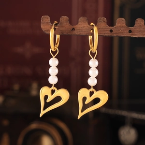 Boucles D'Oreilles Pendantes Coeur Creux Irrégulier Avec Fausses Künstliche Perles Acier Inoxydable Plaqué Or 18K Bijoux Pour Femmes
