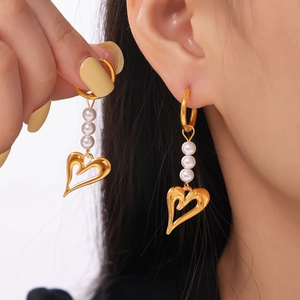 Boucles d'oreilles perles et cœur irrégulier en acier titane plaqué or 18 carats