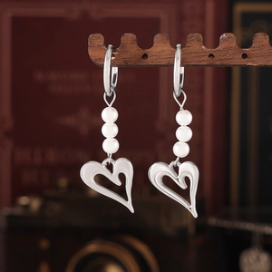 Élégantes boucles d'oreilles argentées avec perles et pendentifs en cœur irrégulier