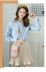 Mini sac à téléphone rose avec décor feuille perle et chaîne dorée sur mannequin