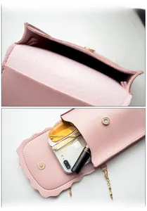 Détails de la pochette rose texture litchi avec chaîne dorée et fermeture magnétique