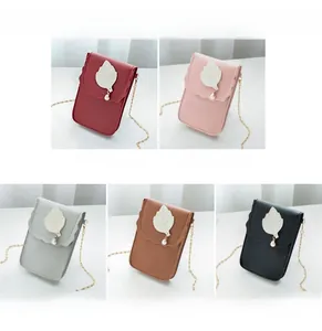 Mini sacs à chaîne en cinq couleurs avec motif de feuille et détail de perle