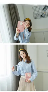 Modèle portant un mini sac téléphone rose en similicuir avec bords ondulés et chaîne