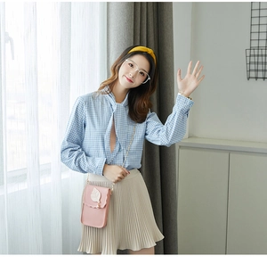 Mini sac bandoulière rose avec motif feuille, breloque perle et chaîne dorée fine
