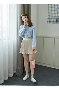 Détail du mini sac de téléphone rose à chaîne et chemise à carreaux bleue stylée