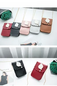 Détail des mini sacs bandoulière avec rabats ondulés et breloques feuille perle