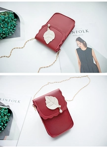 Détails du mini sac bandoulière rouge en similicuir avec chaîne dorée et perle feuille