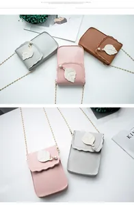 Détail de mini sacs de téléphone avec rabat ondulé et pendentif feuille perle multicolore