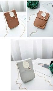 Détail de la feuille de perle et de la chaîne dorée sur le mini sac en cuir PU