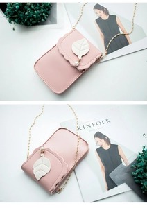 Détail de la feuille rose avec perle sur le mini sac bandoulière tendance pour téléphone