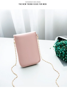 Détail d'un mini sac bandoulière en cuir PU rose clair avec chaîne dorée délicate