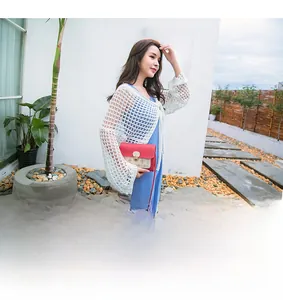 Sac bandoulière ajouré à la mode avec rabat rouge et motif vintage sur un mannequin