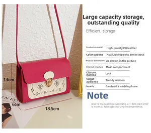 Détail du petit sac bandoulière en cuir PU rose et blanc avec motifs ajourés et fermoir