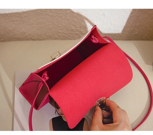 Détail de l'intérieur du sac bandoulière rose montrant le compartiment unique spacieux