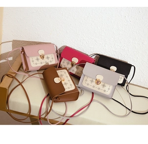Cinq mini sacs bandoulière aux motifs ajourés en couleurs variées sur un banc