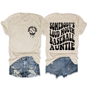 T-shirt crème avec imprimé Baseball Auntie et short en jean vieilli posés à plat