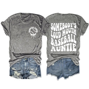 Gros plan sur l'imprimé Baseball Auntie et la texture du tissu gris chiné du t-shirt