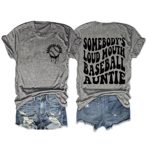 Vue avant et arrière du t-shirt gris Baseball Auntie avec un short en jean bleu