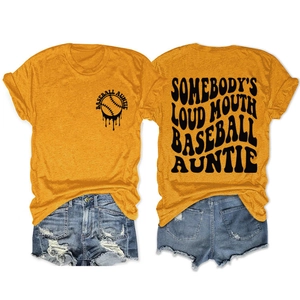 Vue détaillée de face et de dos du t-shirt Baseball Auntie jaune moutarde et du short