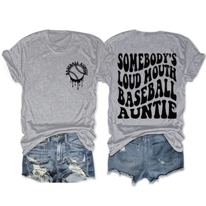 Vue à plat du t-shirt gris baseball auntie et du short en jean vieilli en ensemble d'été