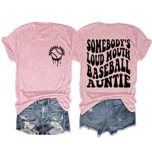 T-shirt rose en coton imprimé 'Baseball Auntie' et short en jean avec bords effilochés