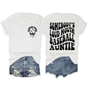Détail de l'avant et de l'arrière du t-shirt Baseball Auntie et du short en jean déchiré