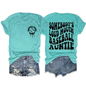 Détail de l'ensemble t-shirt Baseball Auntie vert menthe et short en jean déchiré