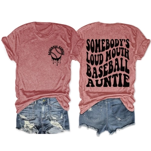 Détails recto verso du t-shirt rouge chiné avec imprimé Baseball Auntie et slogan
