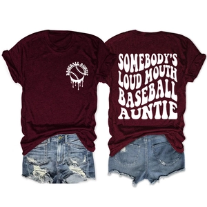 T-shirt bordeaux baseball auntie à plat, vue arrière avec slogan rétro en texte blanc