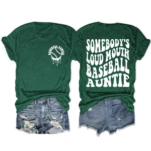 Vue détaillée du dos du t-shirt vert foncé baseball auntie avec impression d'art