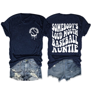 Détail du t-shirt bleu marine avec le slogan Somebody's Loud Mouth Baseball Auntie
