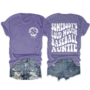 Détail avant et arrière du t-shirt violet Baseball Auntie avec lettrage artistique blanc