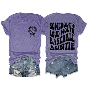 Vue à plat du t-shirt violet Baseball Auntie et du short en jean déchiré