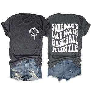 Détail de t-shirt gris imprimé baseball et short en jean vieilli en ensemble plat