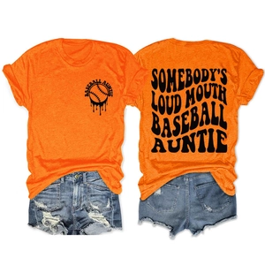 Détail recto-verso du t-shirt orange avec impression de lettres Baseball Auntie noires