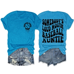 Détail du t-shirt bleu Baseball Auntie montrant les graphismes avant et arrière