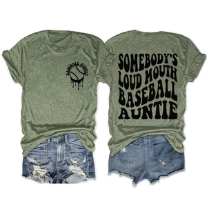 Détail de l'imprimé Baseball Auntie sur t-shirt vert armée avec short en jean délavé