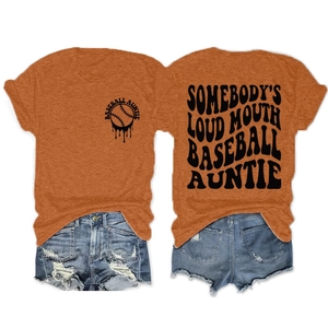 Vue avant et arrière du t-shirt orange Baseball Auntie avec short en denim