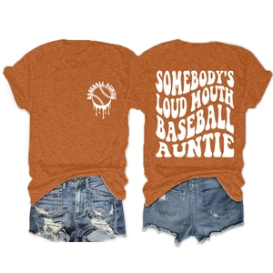 Détails avant et arrière du t-shirt orange rouille Baseball Auntie avec short en jean