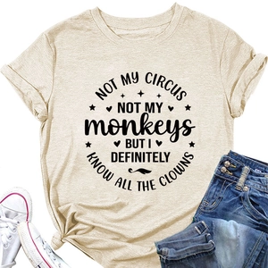 Flachbild von beige Baumwoll T-Shirt mit schwarzem Slogan Print und blauen Denim Shorts