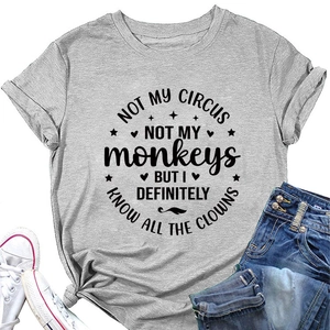 Detail eines grauen Rundhals-T-Shirts mit schwarzem Circus-Slogan-Print und weicher Textur