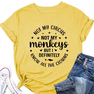 Flachbild von gelbem T-Shirt mit Spruch kombiniert mit Jeans-Shorts und Schuhen