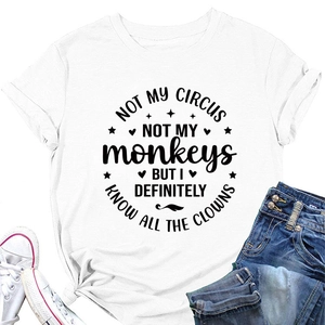 Flachbild eines weißen Baumwoll-T-Shirts mit humorvollem schwarzem Slogan-Aufdruck