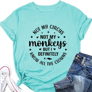 Flachbild von türkisem Spruch-T-Shirt mit Knotensaum, Jeansshorts und Turnschuhen