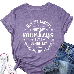 Flat-Lay-Ansicht eines lila Rundhals-T-Shirts mit Textdruck und grauer Melierung