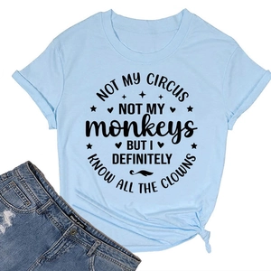 Detail eines hellblauen Rundhals-T-Shirts mit seitlichem Knoten und modischem Text