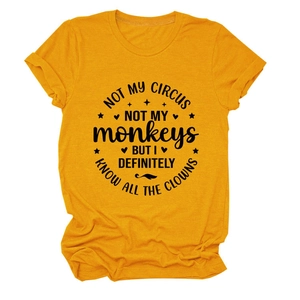 Detailansicht der gelben T-Shirt-Stoffstruktur und des Not My Circus Aufdrucks