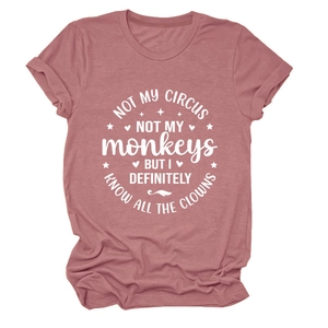 Nahaufnahme von malvenfarbenem Baumwoll-T-Shirt mit weißem NOT MY CIRCUS Grafikdruck