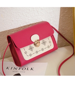 Détail du sac bandoulière contrasté avec motif floral ajouré et fermoir doré en métal